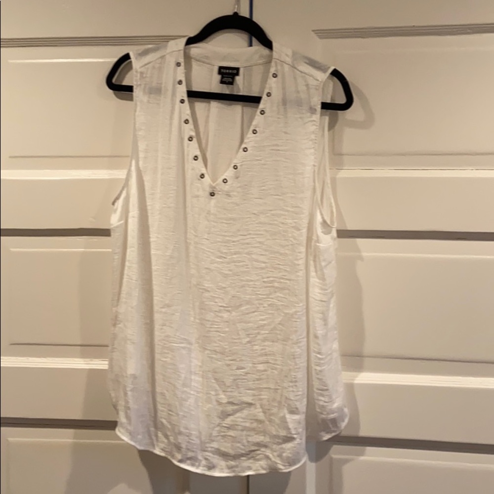 White v neck with rivits